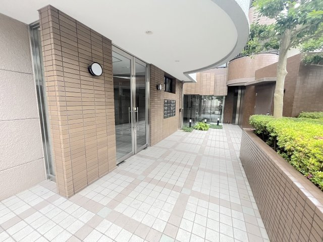 モントーレ春日のエントランス