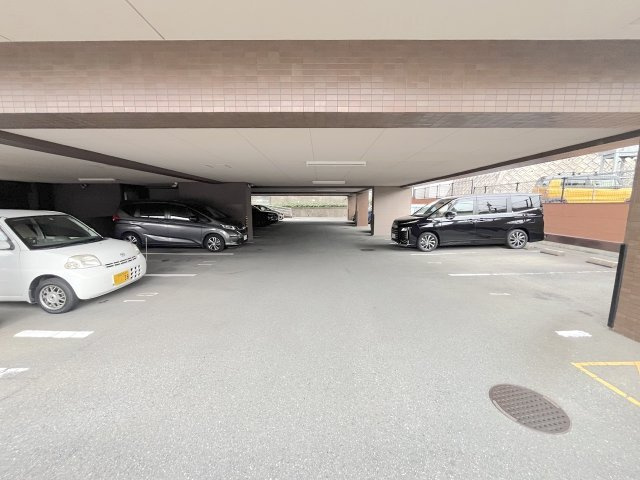 モントーレ春日の駐車場