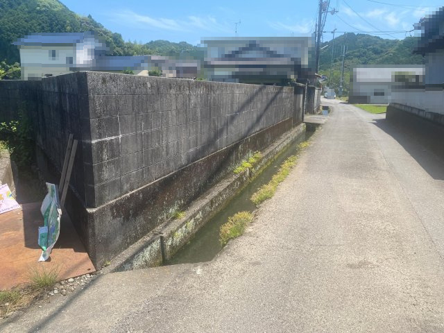 土佐市高岡町甲　売土地の前面道路含む現地写真