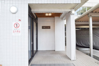 【エントランス】 | お客様を、そして住人を出迎えてくれるマンションのエントランス。ゴミが落ちていないことからも、管理状態の良さや住民の節度の高さが見て取れます。～即日のご見学可能～　お問合せはお気軽にどうぞ。