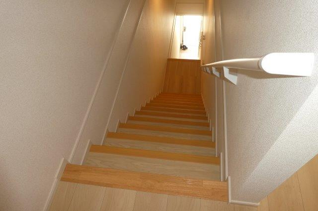 倉敷市中庄のアパートの内装|階段
