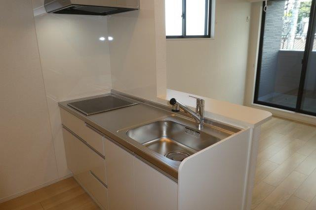 倉敷市中庄のアパートのキッチン|2口IHコンロ付きシステムキッチン
