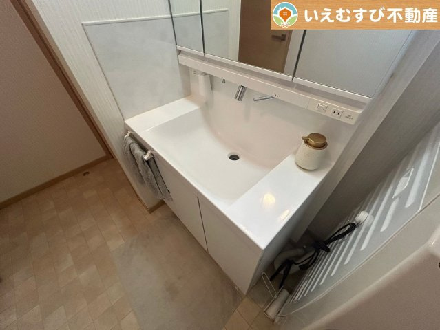 行田市藤原町　中古戸建の独立洗面台|3面ミラーの後ろは収納スペースを完備
生活感のあるものは隠して、スッキリシンプルな洗面台に！清潔感のある空間♪