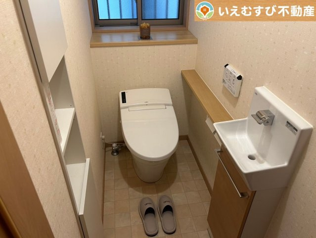 行田市藤原町　中古戸建のトイレ|シンプルで清潔感のあるトイレ
個室内に水栓付きで便利！掃除用具やトイレットペーパーも置いておける収納付き♪