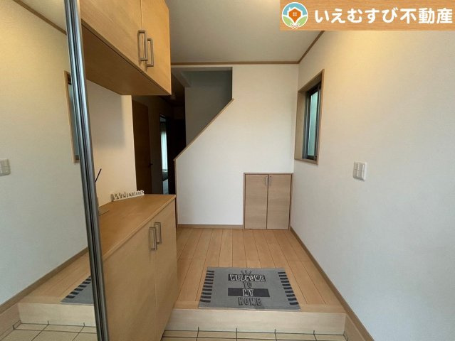 行田市藤原町　中古戸建の玄関|玄関がいつも片づく大容量シューズボックス
充実の収納設備で玄関がすっきり綺麗に過ごせると快適ですよね♪