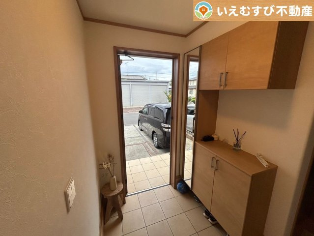 行田市藤原町　中古戸建の玄関|鏡付きのシューズボックスが便利
お出かけ前に全身チェックできる鏡付きのシューズボックス♪
