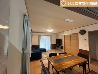 【居間・リビング】 | 行田市藤原町　中古戸建 | ナチュラルな色合いで落ち着いた印象のリビングダイニング
ぬくもりのあるナチュラルな空間。グリーンを飾っても相性が良さそうですね♪