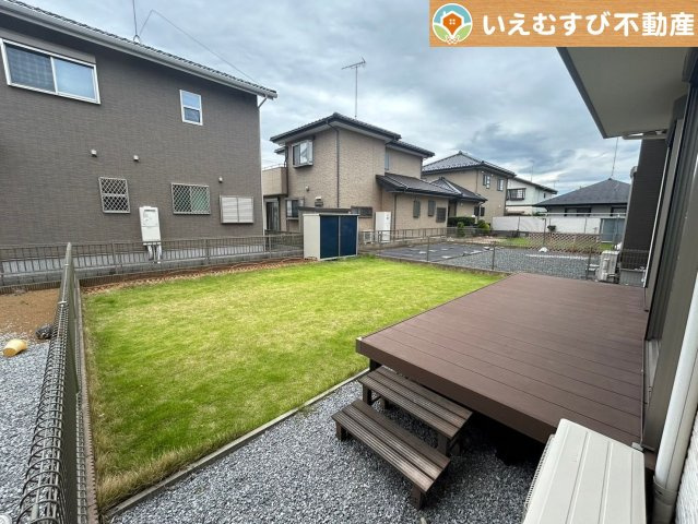 行田市藤原町　中古戸建の庭|庭に面した広々ウッドデッキ付きが嬉しい！
お庭で遊ぶお子様の様子を眺めながらお茶をしたり、BBQをしたりと楽しみ色々！