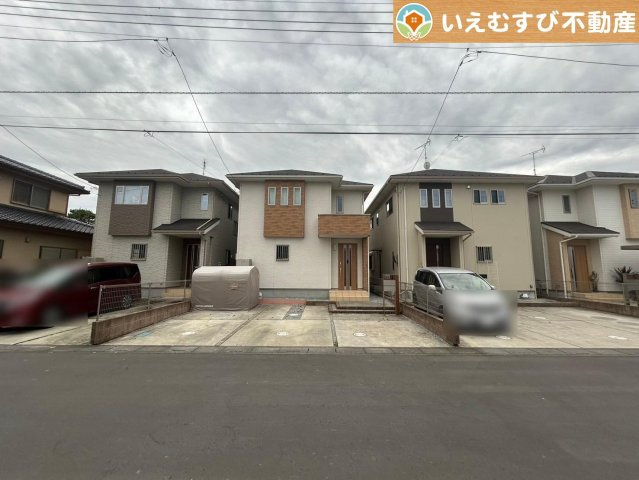 行田市藤原町　中古戸建の駐車場|並列3台駐車可能なゆとりのカースペース
複数台車をお持ちでも、お友達が遊びに来てもゆとりの駐車スペース！