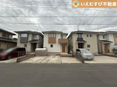 【駐車場】 | 行田市藤原町　中古戸建 | 並列3台駐車可能なゆとりのカースペース
複数台車をお持ちでも、お友達が遊びに来てもゆとりの駐車スペース！