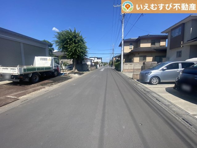 行田市藤原町　中古戸建の前面道路含む現地写真|充分な広さの前面道路
間口が広くお車の出し入れも問題なく行えるスペースが確保されています♪