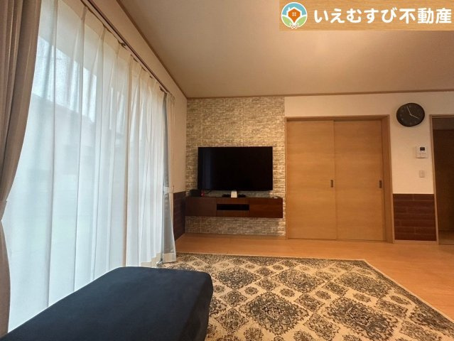 行田市藤原町　中古戸建の居間・リビング|ナチュラルな色合いで落ち着いた印象のリビングダイニング
ぬくもりのあるナチュラルな空間。グリーンを飾っても相性が良さそうですね♪