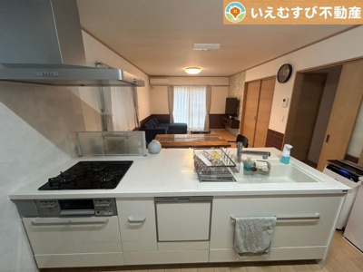 【キッチン】 | 行田市藤原町　中古戸建 | 食器洗乾燥機付で忙しいママをサポート
洗い物時間が短縮できて、その分家族や自分の時間が増えますね♪