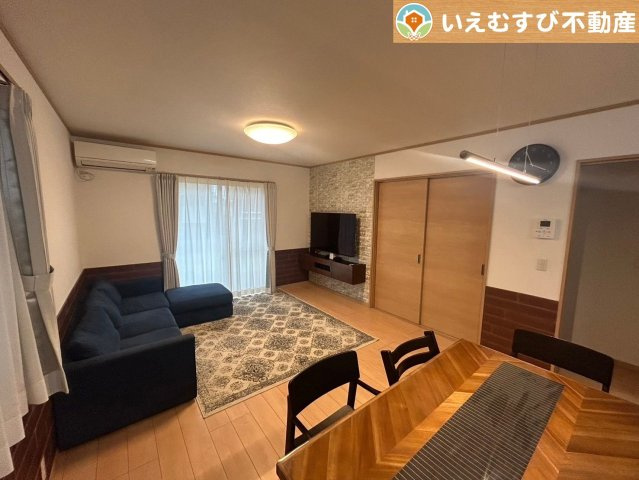 行田市藤原町　中古戸建の居間・リビング|ご家族みんながゆったりくつろげるリビング
ゆとりの空間でくつろいだり遊んだり、家族の時間が楽しみですね♪