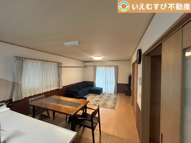 行田市藤原町　中古戸建の居間・リビング|開放感と家族との距離感にこだわったＬＤＫ
採光たっぷりのリビングで休日には家族みんなでくつろげそうですね♪