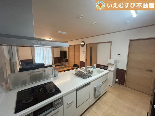 行田市藤原町　中古戸建のキッチン|対面キッチンでリビングを見渡せる
お子様の遊んでいる様子や宿題をしている様子など見守りながらお料理が作れますね♪