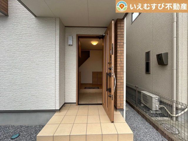 行田市藤原町　中古戸建のエントランス|落ち着いた色づかいのエントランス
駐車場からアクセスの良いエントランス。雨の日や荷物が多くても安心の動線♪