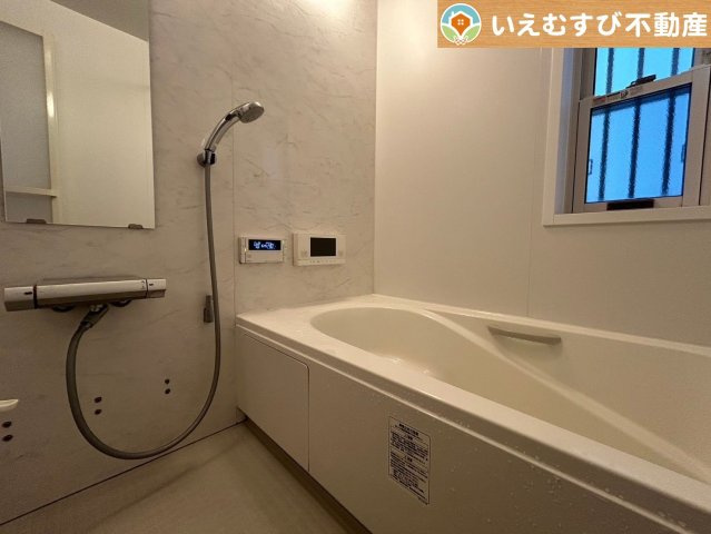 行田市藤原町　中古戸建の浴室|クールなグレーが高級感を演出
おしゃれな雰囲気の浴室。ゆとりの空間で一日の疲れをしっかりリセット♪
