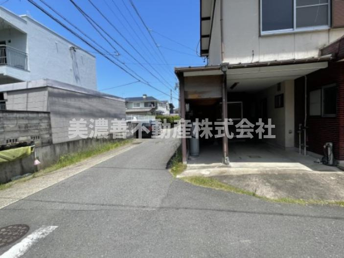 ６３４１０　岐阜市粟野西5丁目中古戸建ての前面道路含む現地写真