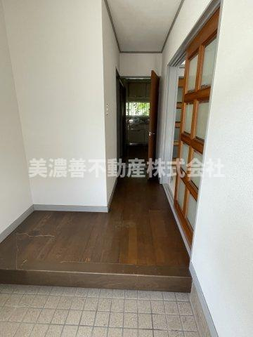 ６３４１０　岐阜市粟野西5丁目中古戸建ての玄関