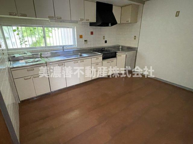 ６３４１０　岐阜市粟野西5丁目中古戸建てのキッチン