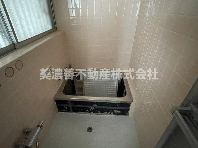 ６３４１０　岐阜市粟野西5丁目中古戸建ての浴室