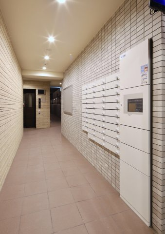 学生会館 スタジオM御所西のエントランス