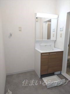 口田５丁目Ｈ邸の洗面所|三面鏡付きシャンプードレッサー