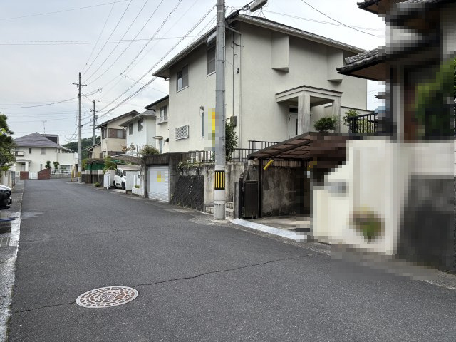 中古戸建　高取南1の前面道路含む現地写真