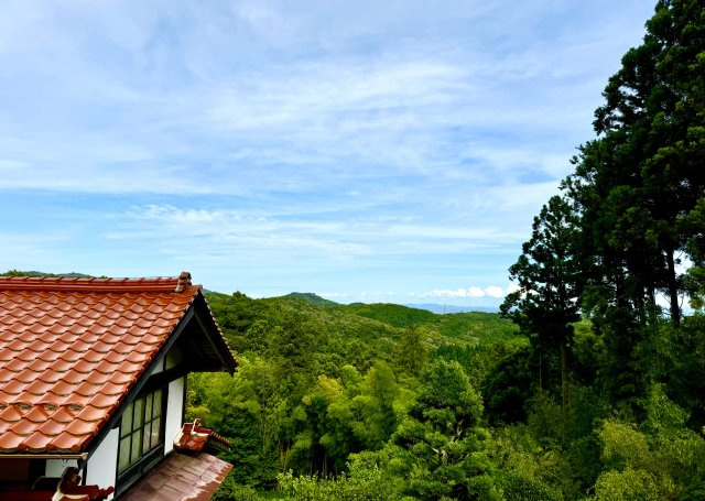 小境町　戸建ての展望|高台に面した窓からは、美しい山並みが見えます。