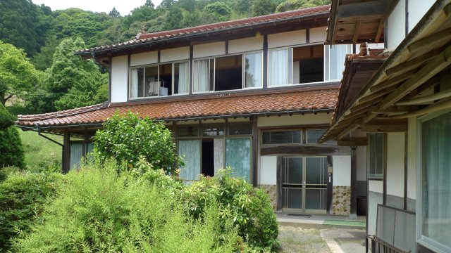 小境町　戸建ての外観|窓が多く光・風を感じる事ができます。別棟に離れ・便所あり。