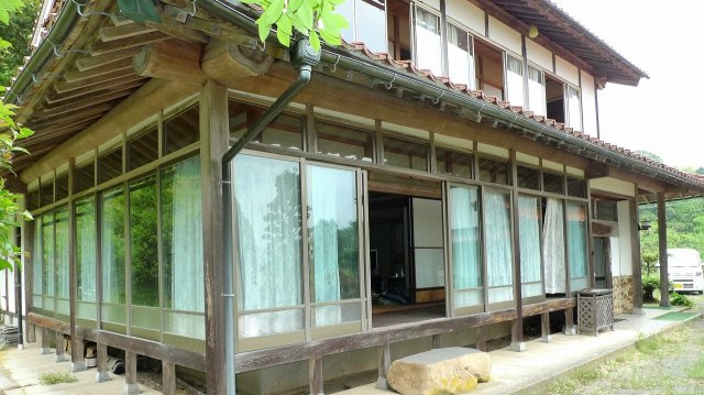 小境町　戸建ての外観|窓が多く光・風を感じる事ができます。別棟に離れ・便所あり。