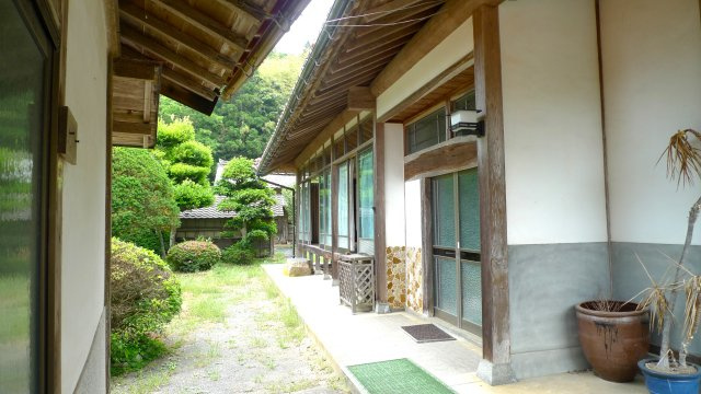 小境町　戸建ての外観|犬走が設置されていますので、足元が楽です。