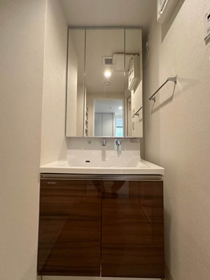 【洗面所】 | ルーチェ日吉 | 角度の変えられる3面鏡付きの洗髪洗面化粧台です♪朝のバタバタに大活躍！お化粧する時にも便利☆