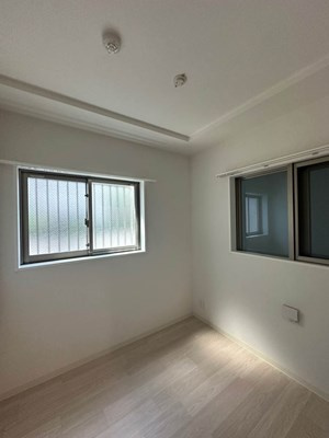 【収納】 | ルーチェ日吉 | 納戸3.4帖☆二面に窓があるので換気もOK♪扇風機やストーブ、クリスマスツリーなどの季節物もすっきり片付きますよ♪