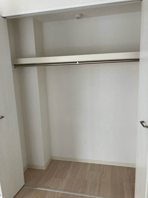 【収納】 | ルーチェ日吉 | 洋室6帖のお部屋にあるクローゼットです♪お洋服もしわにならず、キレイに収納できます☆