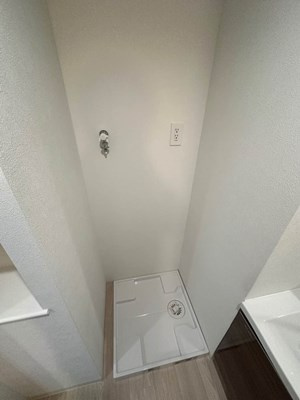 【設備】 | ルーチェ日吉 | 洗面所内、洗髪洗面化粧台横にある室内洗濯機置き場です♪防水パンが付いているので万が一の漏水にも安心です！