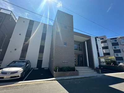 【外観】 | ルーチェ日吉 | 複数沿線利用できる「日吉」駅まで徒歩圏内♪スーパーやコンビニが近くて便利な住環境☆築浅の3階建てマンションです♪