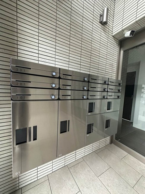 【その他共用部分】 | ルーチェ日吉 | 共用エントランスには宅配BOXがあるので荷物の受け取りもスムーズに♪再配達を依頼する手間が省けます☆