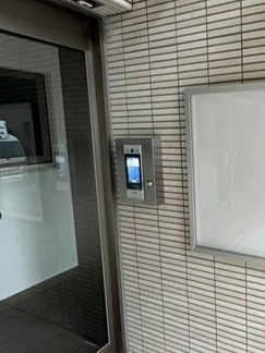 【エントランス】 | ルーチェ日吉 | 共用エントランスは不審者の侵入を未然に防ぐオートロック付き！防犯対策充実しています◎