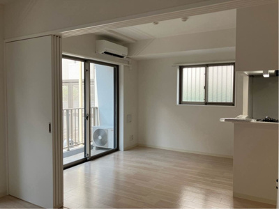 【居間・リビング】 | ルーチェ日吉 | 南向きリビングダイニングキッチン10.3帖☆バルコニーに繋がる角部屋二面採光のお部屋です♪エアコン付きで1年中快適に過ごせますね☆