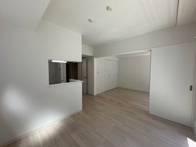 【居間・リビング】 | ルーチェ日吉 | 南向きリビングダイニングキッチン10.3帖☆バルコニー側からの眺めです♪洋室との間にある扉を開けるとお部屋が広く感じられますね☆