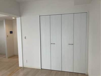 【寝室】 | ルーチェ日吉 | 南向き洋室6帖☆クローゼットがあります♪お洋服がスッキリ収納できて、整理しやすくなりますね☆