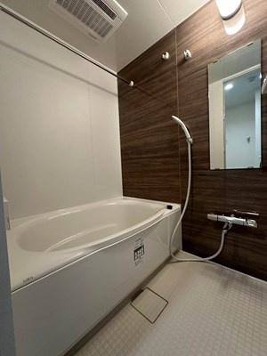 【浴室】 | ルーチェ日吉 | 追い焚き機能・浴室暖房乾燥機付きバスルーム♪雨の日のお洗濯にも便利な物干しバー完備です！ゆったりバスタイムでリラックス☆