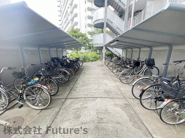 パークフィールドみさと2街区2号館の駐車場|屋根付き駐輪場