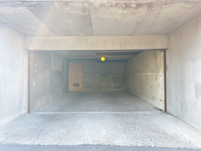 網走市駒場南２丁目戸建ての駐車場|(リフォーム後）組み込み車庫がございます。