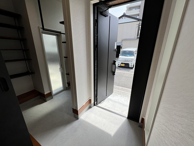 新本町　中古戸建　（未入居物件）の玄関|明るい玄関です