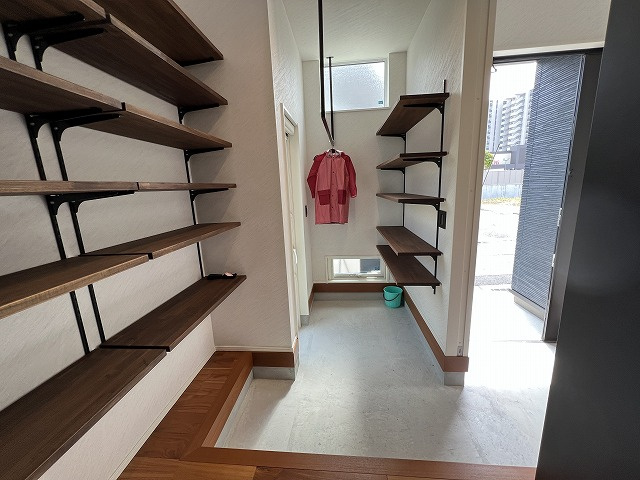 新本町　中古戸建　（未入居物件）の玄関|シューズクローク