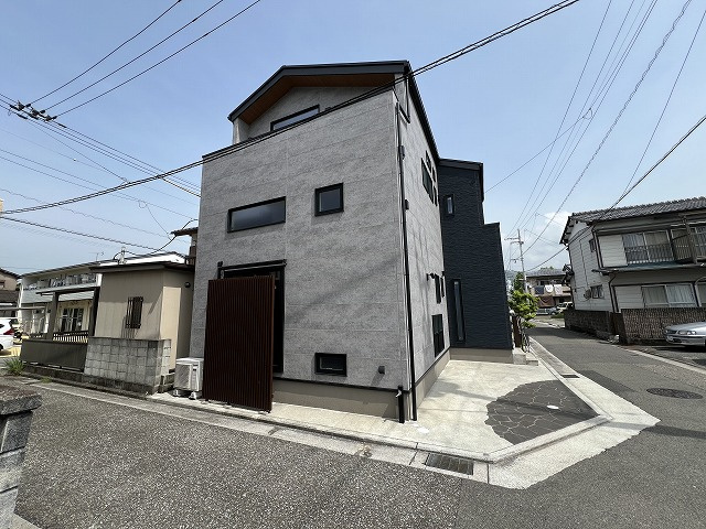 新本町　中古戸建　（未入居物件）の前面道路含む現地写真