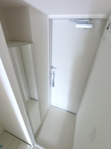 ヴィラ原木中山の玄関